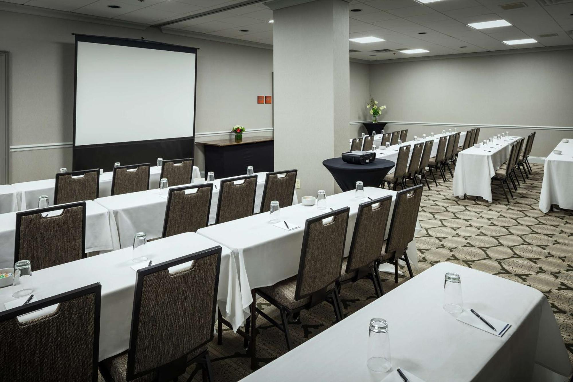 Hilton 4* Brentwood